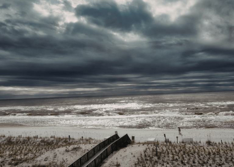 L'anxiété est un signal qui indique de ton système nerveux continue de te protéger alors que le danger est passé - Découvre comment l'hypnothérapie à Montpellier peut t'aider à te libérer de l'anxiété.